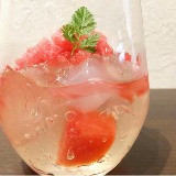 白ワインのジュレとソルダムのグラスデザート