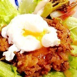 スパイシードライカレーポーチドエッグ＆ピクルス