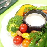 ナッツのバーニャカウダ　旬の野菜を添えて