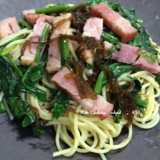 鰹だしつゆもずくで作るほうれん草とベーコンパスタ