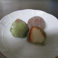 お餅を使ったカラフルいちご大福