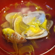 ココロを癒す　菊花とあさりのお吸いもの