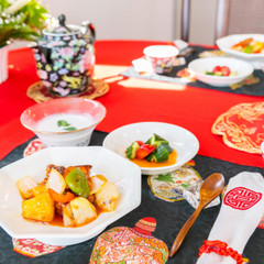 毎回、料理に合わせたテーブルコーディネートでお迎えします。