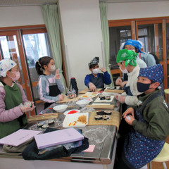 千葉大学付属小学校帰国児童が房総太巻き寿司を作りました。
