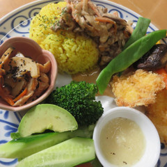 お魚とカレーセットランチ人気です。