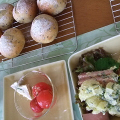 胡麻パン（２種類）をサイドメニューとともにランチです。