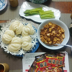 麻婆豆腐の試食を。合わせて花巻と中華風の和え物です。