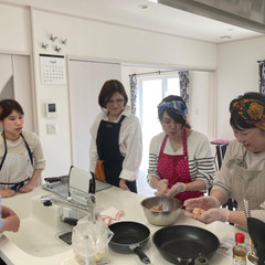 みんなで和気あいあいと料理中