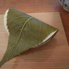 4月の甘味 桜もち関東風です。もちもちの皮と桜葉で包みました