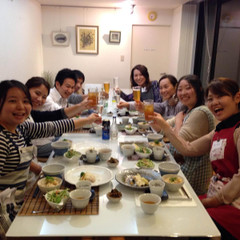 皆で作ると美味しさも倍増ですね！乾杯～♪