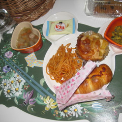 パンを焼いてお子様向けのランチ