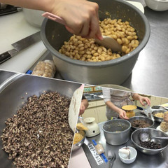 テンペ作成風景。
刻んで刻んで混ぜて混ぜて～