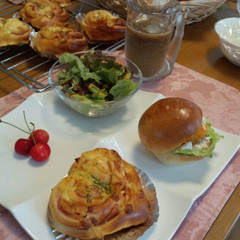 焼き立てパンとランチタイム♪