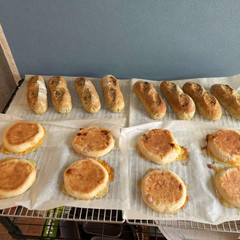 バジルと胡椒のソフトフランス・ベーコンとチーズの平焼きぱん