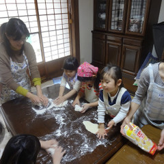 この日はみんなでピザ作り。粉からこねて楽しそう
