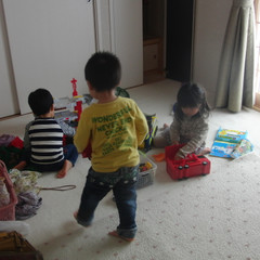 お子様連れもＯＫ！！教室から見渡せる場所に遊び場があります。