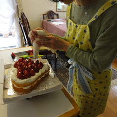 ご両親の喜寿のお祝いにハートの形のいちごケーキを
