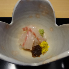 定番の鯛の昆布〆。色々応用が利く一品です。
