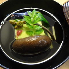 春の定番煮物椀「天豆の真蒸」です