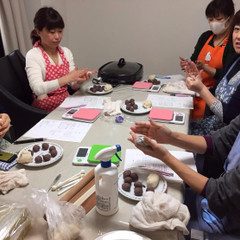 煉り切りで千代見草を作っています、真剣ですね。