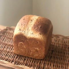 酒種シードミックス入り食パン