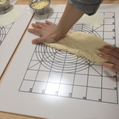 手ごねで生地つくり
