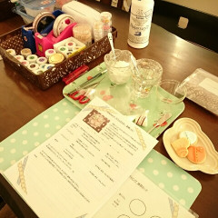 基礎レッスン時の机です。材料が色々並んでいます。