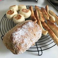 作業時間が短く、オーブンや捏ねる台が無くても焼けるおうちパン