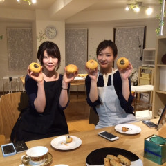 女性の生徒さん、作ったあんパンを両手に