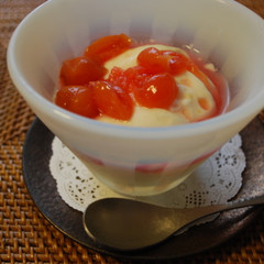 ある日の食後のデザート。杏仁豆腐チェリーソースがけ