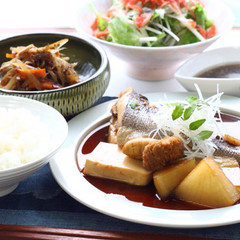 6月の料理レッスンは、魚の煮付け。和風サラダも好評でした！