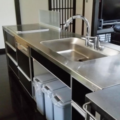 このキッチンで作業していただいています。