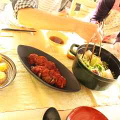 煮込み料理のレッスンはみんなでワイワイ鍋を囲みます。