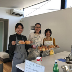 お店で売っているようなパンの焼き上がりに満面の笑顔です。