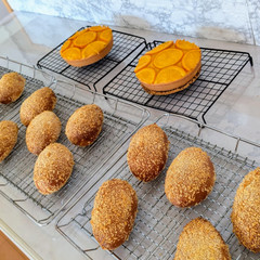 スパイシーな焼きカレーパンと、お日さまのようなオレンジケーキ