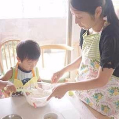 ママと一緒に仲良くパン作り
