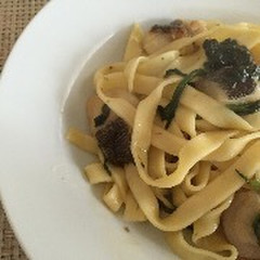 手打ちのパスタ、パリっとソテーしたメバルのソース。