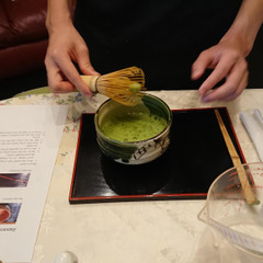 抹茶体験もできます。自分で作った和菓子と一緒に楽しめます。