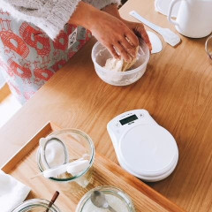 持ち帰りの生地を捏ねます