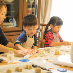 小さなお子さんも出来る事を楽しくレッスンしています。