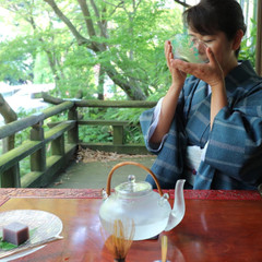 暑い日のヒトコマ。時には冷たいお茶で一服。