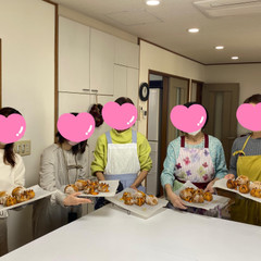 20代から70代までの女性が楽しくパン作り。