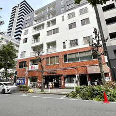 交通の便のよい、都心のビルの7階で、通いやすい！