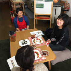 試食会の和やかな雰囲気。