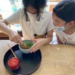 茶道体験の様子。楽しんでお抹茶を点てます。