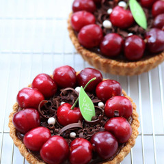 手のひらサイズのチェリーとチョコレートのタルト