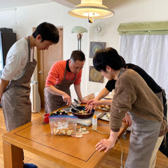 男性4人グループ、じゃがいももっちり焼きに挑戦中^ ^