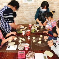 お母様だけではなく、未就学児から小学生まで皆様で作ります♪