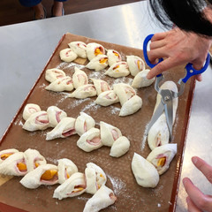 ベーコンエピ。最後に切り込みを入れてから焼きます！