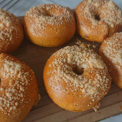 トマトバジルのチーズベーグル